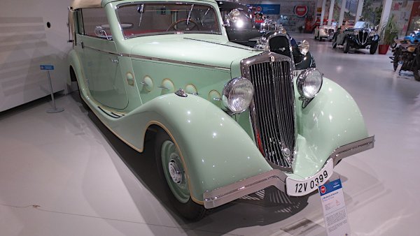 Автомобилите Wikov са произведени от компания, създадена от сливането през 1918 година на Wichterle и Kovař&iacute;k. Преди това отделни фирми за селскостопански инженеринг. Ии двете базирани в Простежов, град в източната част на днешна Чешка република.

Операцията не е особено успешна, въпреки че марката прави удар с модела 40 с 1,9-литров. Колата печели състезанието 1000 мили от Чехословакия. Пилот е прочутият тогава Адолф Шчижицки. Но марката се оттегля от спорта за радост на автомобилните журналисти от Европа, които изписват с огромна мъка името на спортния ас.